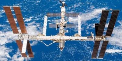El transbordador Endeavour logró acoplarse con éxito hoy a la Estación Espacial Internacional