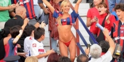 Esta vedette paseó casi desnuda en la tribuna popular de San Lorenzo