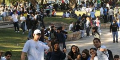 Sigue la multitudinaria “rateada” de estudiantes en Plaza Independencia