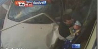 Un padre salva a su bebé de ser atropellado por un coche 
