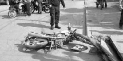 Motociclista fracturado tras ser atropellado por un colectivo 