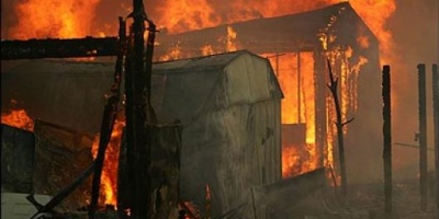 Un brasero incendió una casilla y el dueño sufrió quemaduras leves